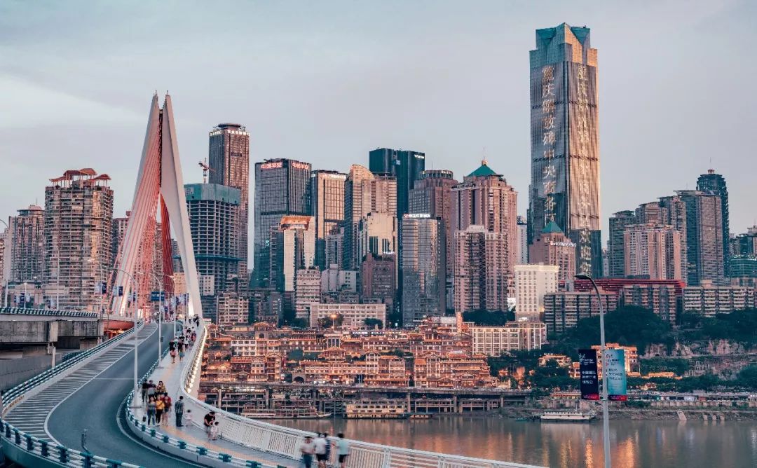 重庆之声，尊敬的听众朋友们，欢迎收听！